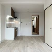 大阪府寝屋川市清水町の賃貸物件/開口側からリビングを見る。