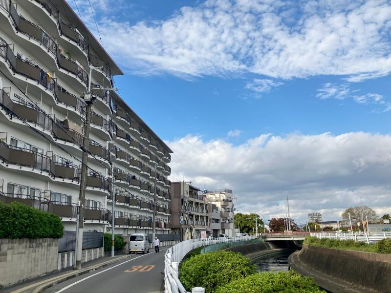 大阪府寝屋川市清水町の賃貸物件/外観、寝屋川が流れています。