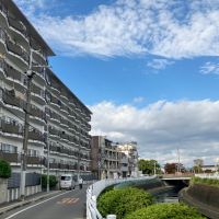 大阪府寝屋川市清水町の賃貸物件/外観、寝屋川が流れています。