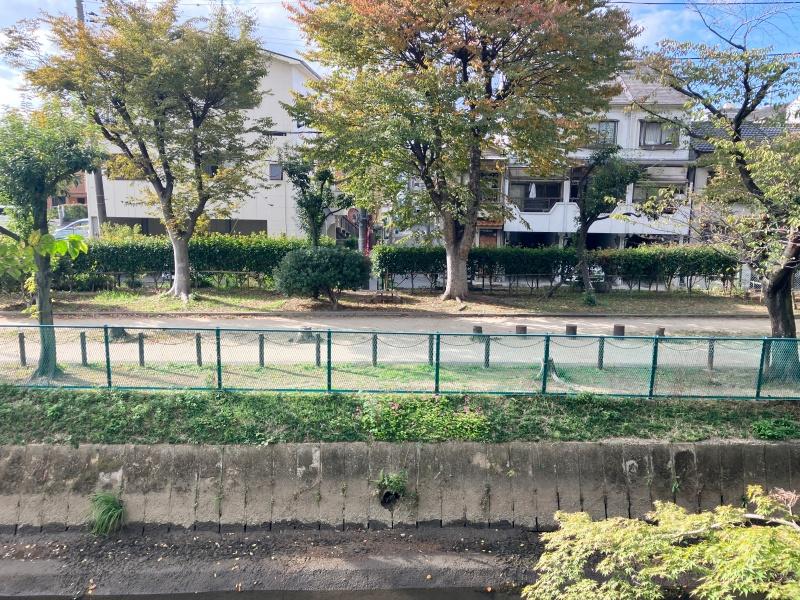 大阪府寝屋川市清水町の賃貸物件/玄関から出て見下ろすと緑地。