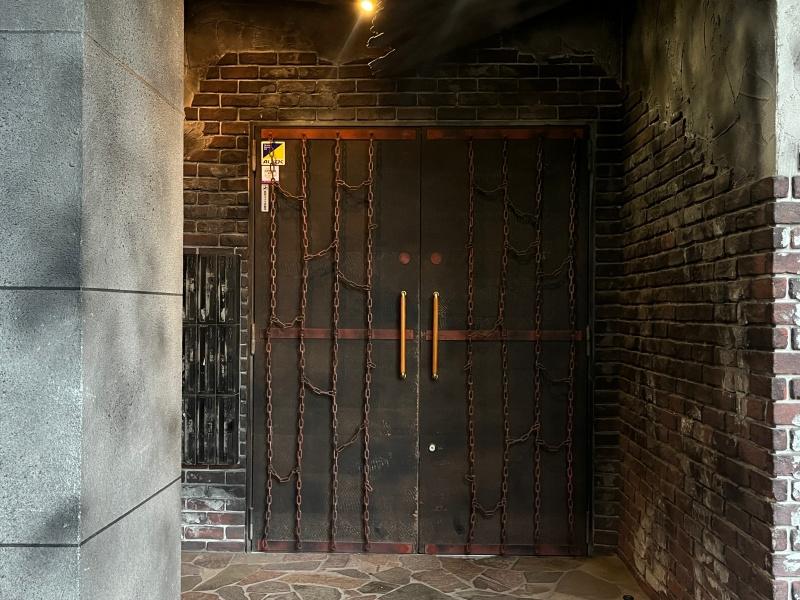 大阪市北区長柄西2丁目の賃貸物件/エントランスはこの風貌…。かなり迫力があります。