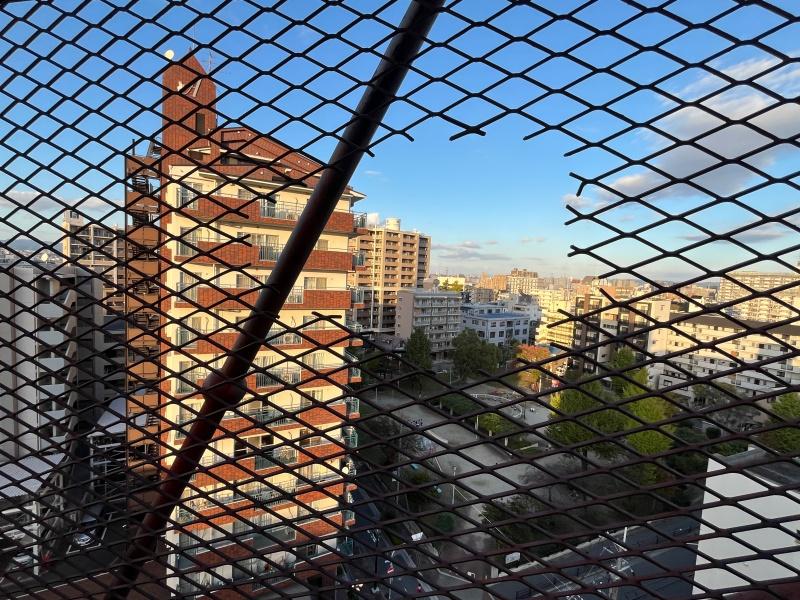 大阪市北区長柄西2丁目の賃貸物件/所々穴の空いたフェンス…！演出が細かいです。