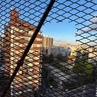 大阪市北区長柄西2丁目の賃貸物件/所々穴の空いたフェンス…！演出が細かいです。