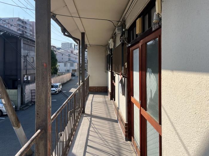 大阪府大阪市住吉区苅田6丁目の売買物件/光が差し込む2階の共用廊下。