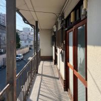 大阪府大阪市住吉区苅田6丁目の売買物件/光が差し込む2階の共用廊下。