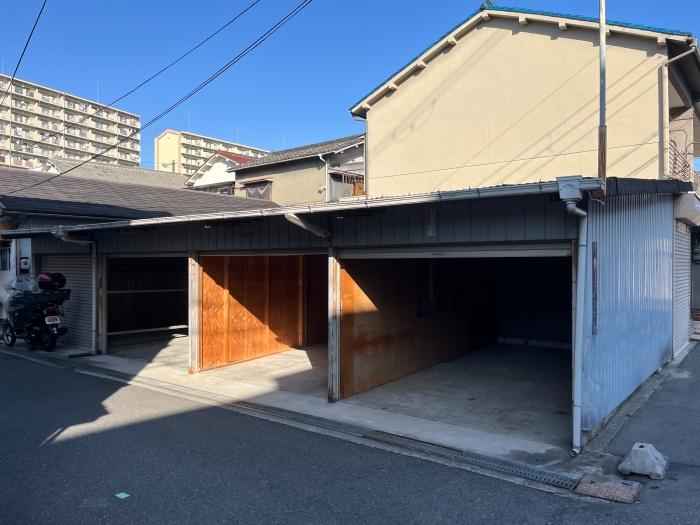 大阪府大阪市住吉区苅田6丁目の売買物件/ガレージスペースは合計5つ。