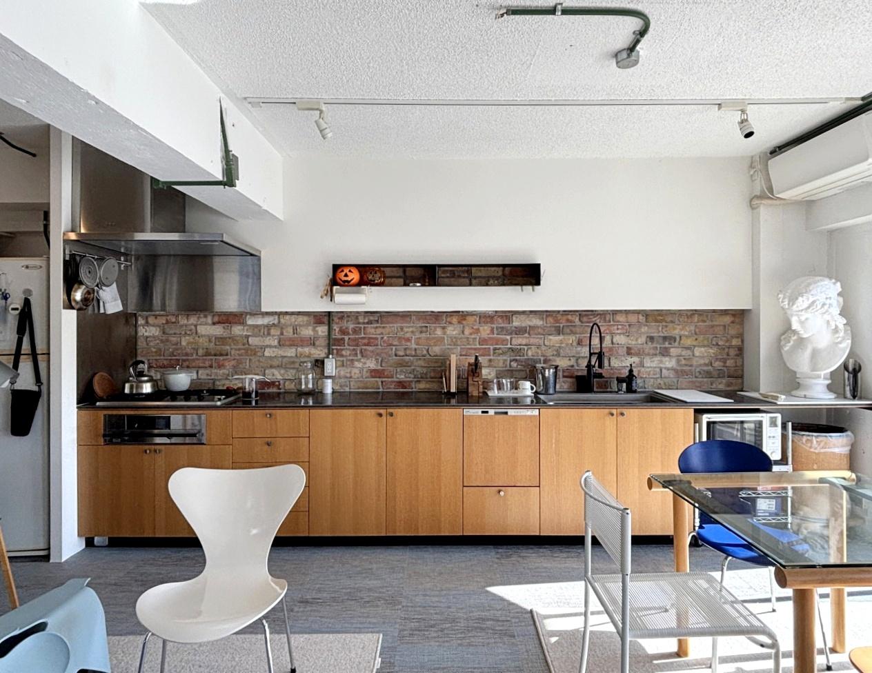 豊中市上新田4丁目の売買物件/壁付けに造作されたキッチン。キッチンの面材はオーク材を使用。