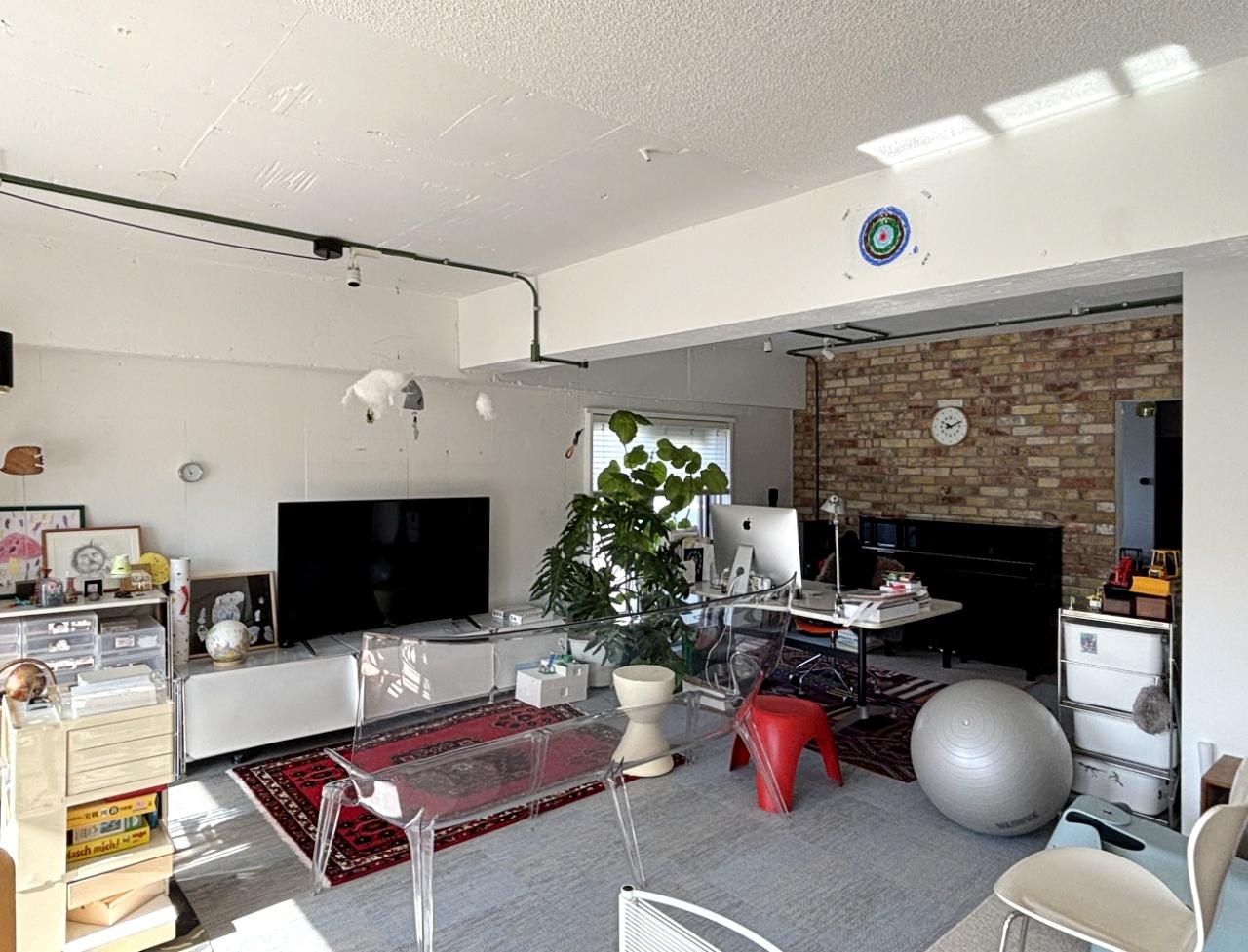 豊中市上新田4丁目の売買物件/躯体現しの壁は白塗装