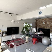 豊中市上新田4丁目の売買物件/躯体現しの壁は白塗装