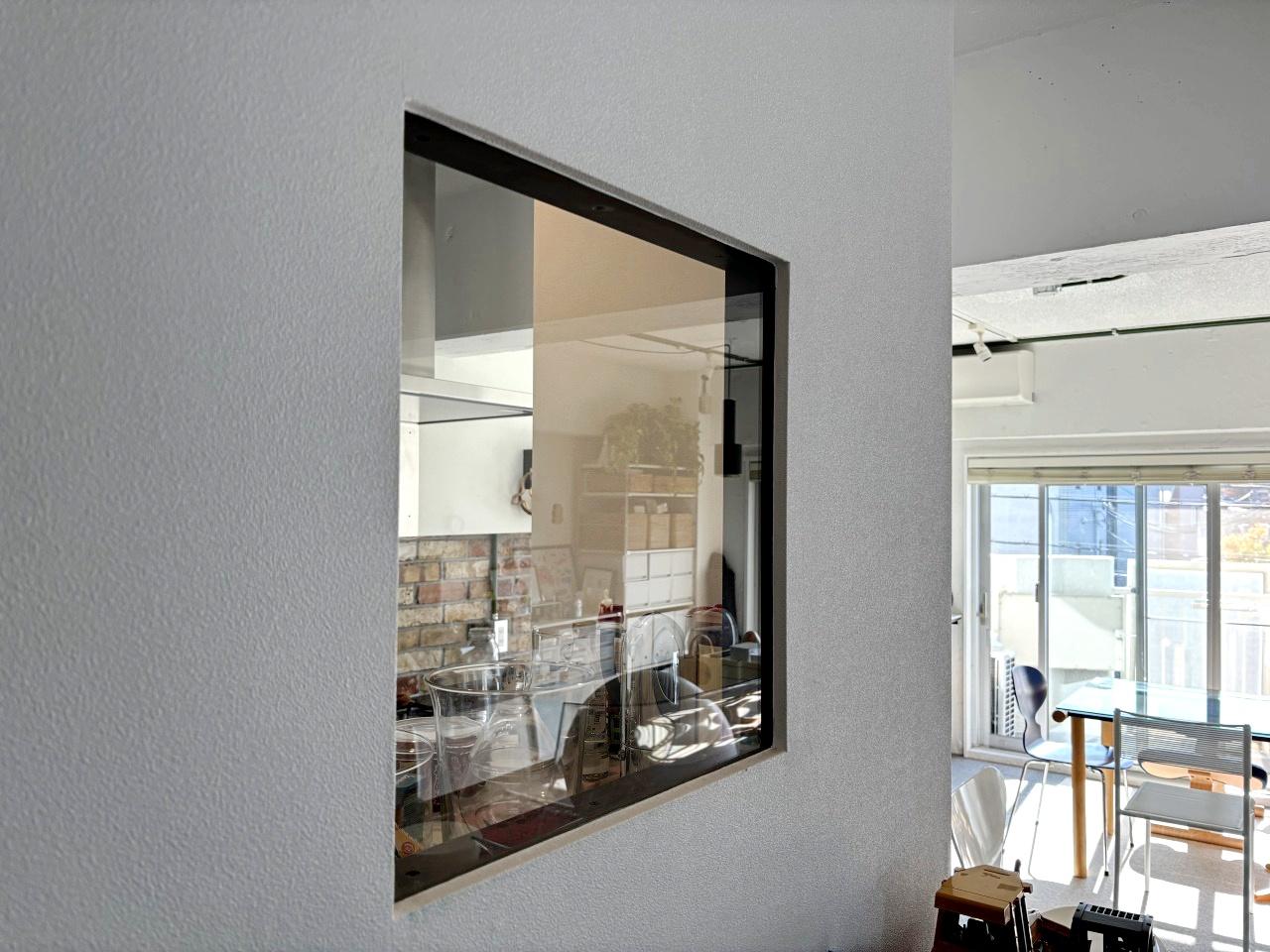 豊中市上新田4丁目の売買物件/外はクロス巻き込み、中はスチールの枠で造られたシームレスな小窓。パントリーに明るさ取り込んでいます。