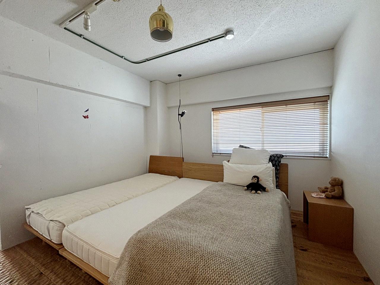 豊中市上新田4丁目の売買物件/洋室は6帖。スプーンカットに加工されたフローリング。写真はありませんが、隣にはWIC（ウォークインクローゼット）があります