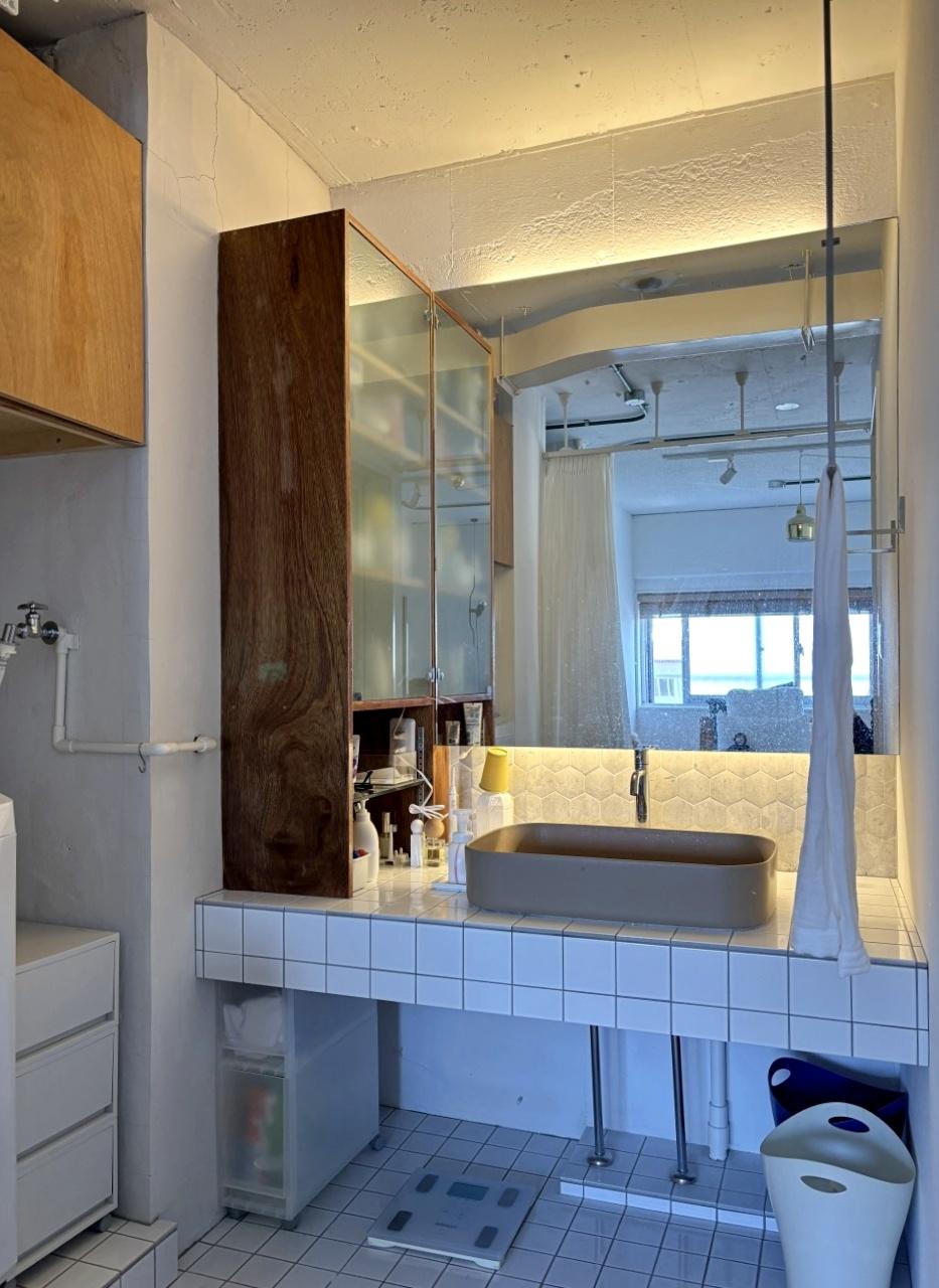 豊中市上新田4丁目の売買物件/洗面スペースはタイル貼り。洗面器はイタリアの職人によるハンドメイドcielo。