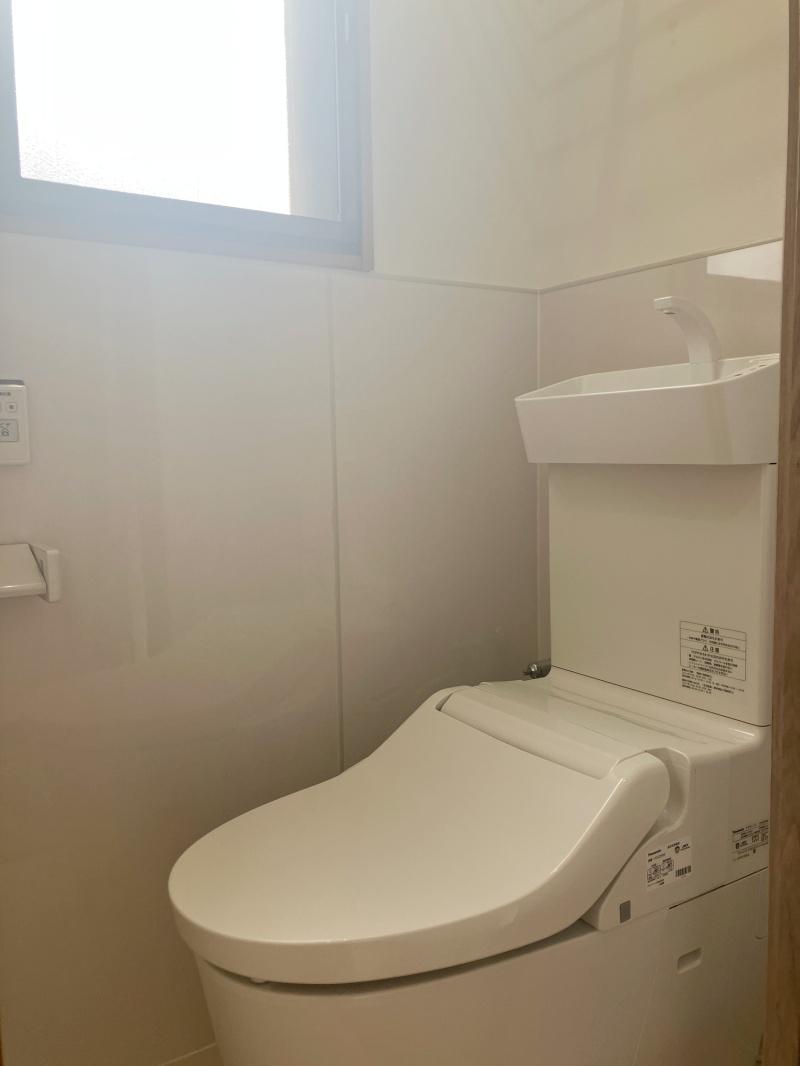 大阪市港区弁天5丁目2番9号の賃貸物件/トイレに窓があって明るい。