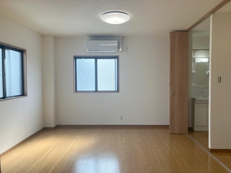 大阪市港区弁天5丁目2番9号の賃貸物件/ビッグワンルーム。左側の生活感は、