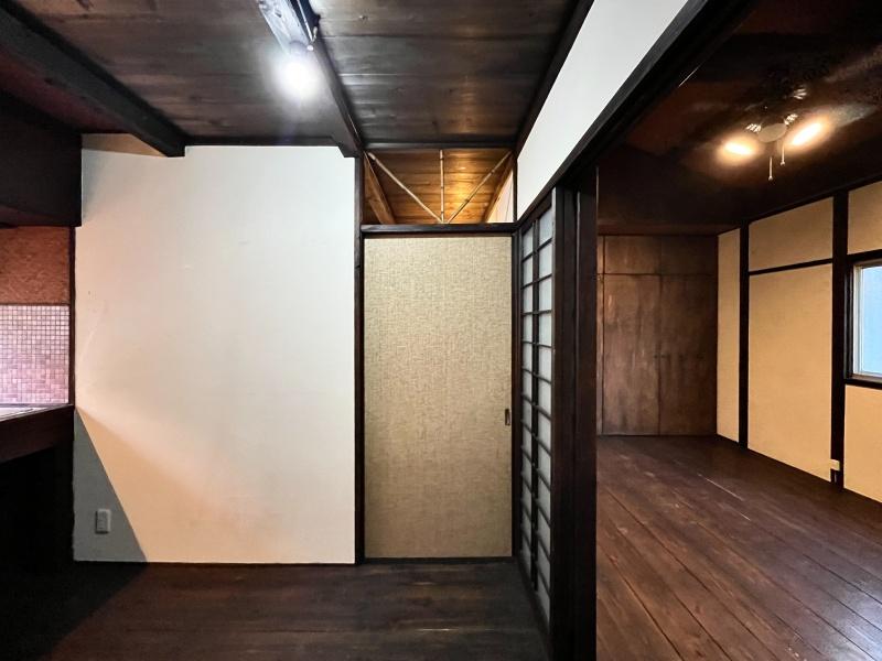 大阪市大正区三軒家西3丁目の賃貸物件/右に洋室。左にキッチン。