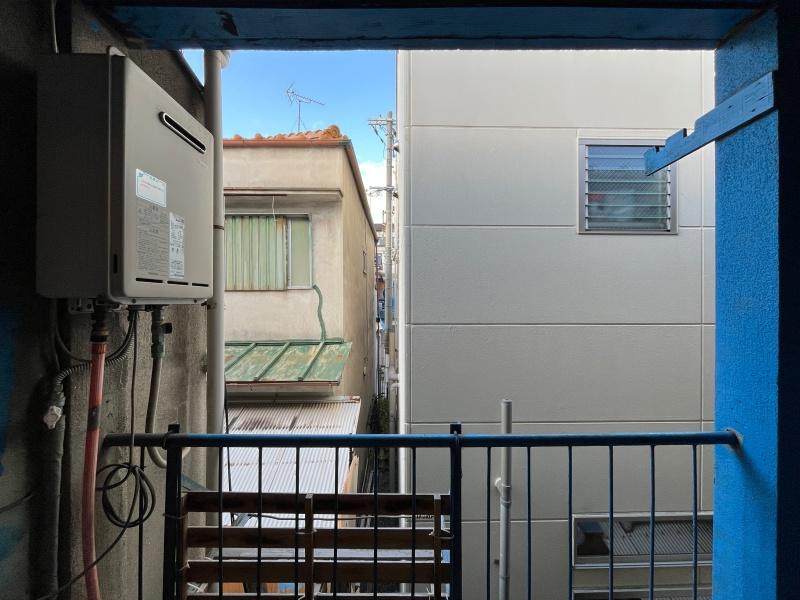 大阪市大正区三軒家西3丁目の賃貸物件/洗面所の隣にはベランダ。