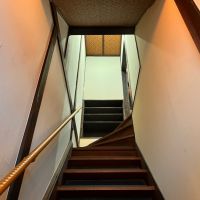 大阪市大正区三軒家西3丁目の賃貸物件/扉を開けると、すぐに階段。