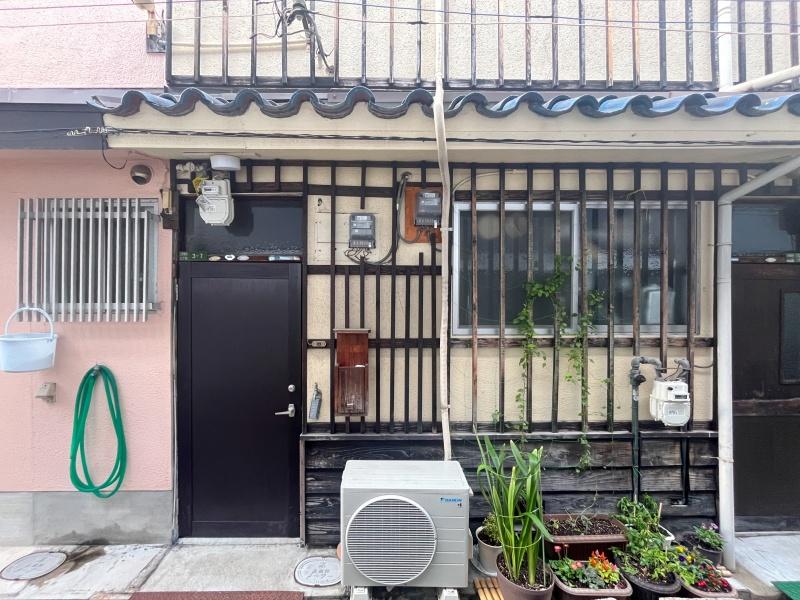 大阪市大正区三軒家西3丁目の賃貸物件/左の扉が入り口です！