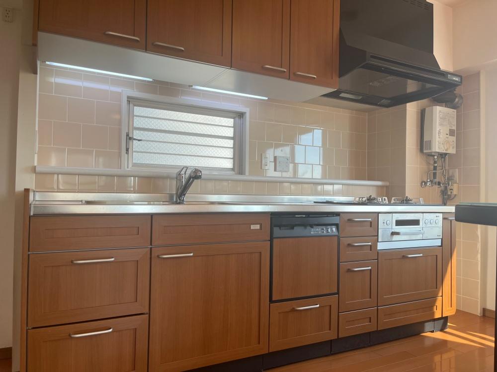 豊中市新千里西町２丁目の売買物件/木目調が可愛いキッチンに、風の通る小窓