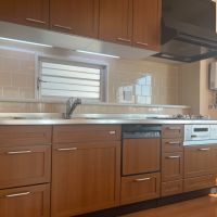 豊中市新千里西町２丁目の売買物件/木目調が可愛いキッチンに、風の通る小窓