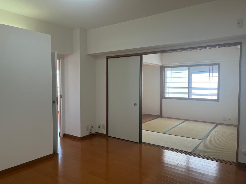 豊中市新千里西町２丁目の売買物件/LDKへ繋がる、住まいの真ん中の小部屋。和室の障子窓から明かりを。
