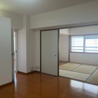 豊中市新千里西町２丁目の売買物件/LDKへ繋がる、住まいの真ん中の小部屋。和室の障子窓から明かりを。