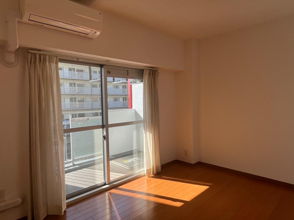 豊中市新千里西町２丁目の売買物件/南向きのバルコニーへ繋がる洋室。