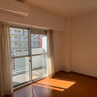 豊中市新千里西町２丁目の売買物件/南向きのバルコニーへ繋がる洋室。