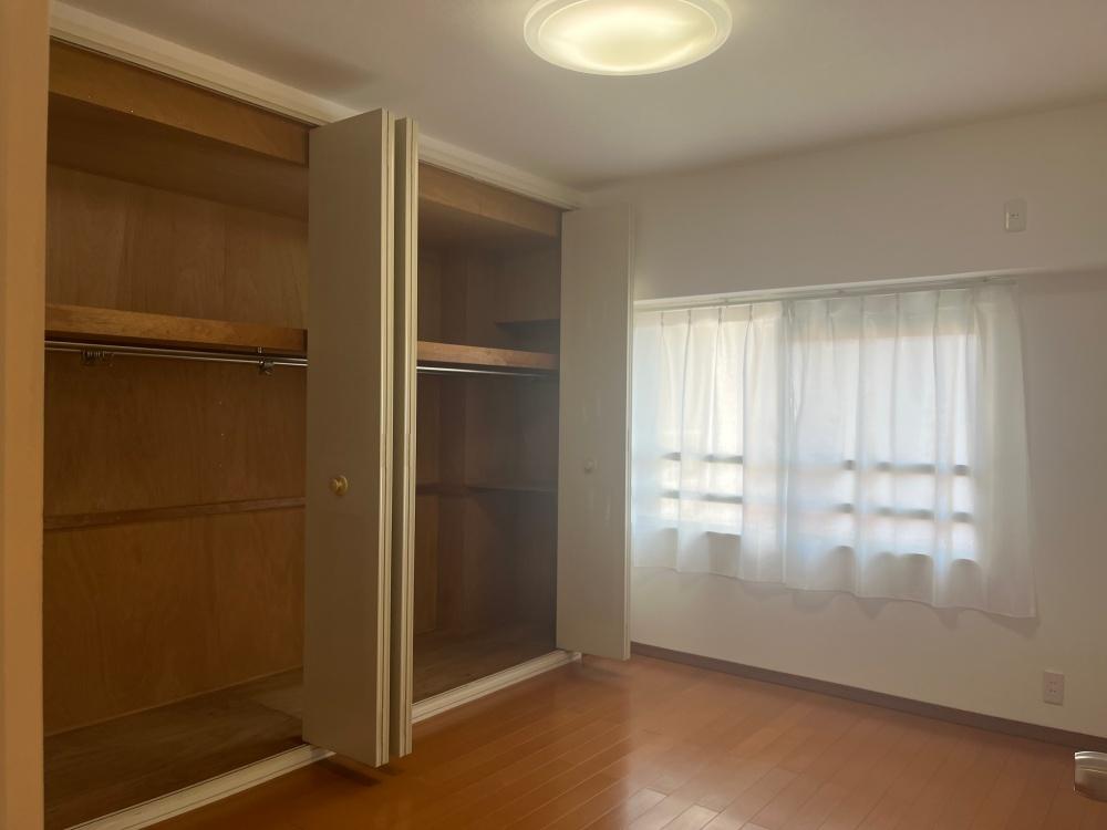 豊中市新千里西町２丁目の売買物件/北東の洋室。