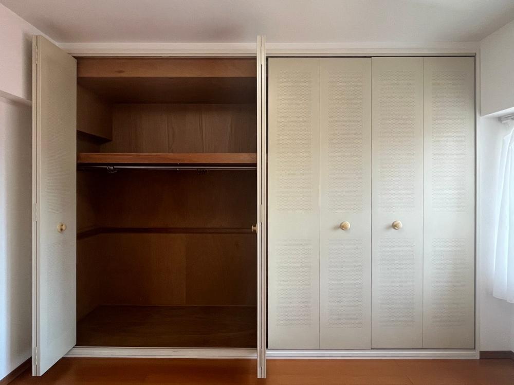 豊中市新千里西町２丁目の売買物件/パンチングメタルの、大きなクローゼット扉。この丸い取っ手が可愛いですよね