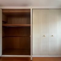 豊中市新千里西町２丁目の売買物件/パンチングメタルの、大きなクローゼット扉。この丸い取っ手が可愛いですよね