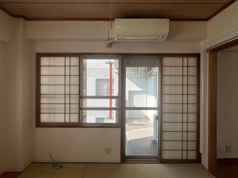 豊中市新千里西町２丁目の売買物件/和室からもバルコニーへ出入りできます。赤い縦管が特徴的。