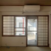 豊中市新千里西町２丁目の売買物件/和室からもバルコニーへ出入りできます。赤い縦管が特徴的。