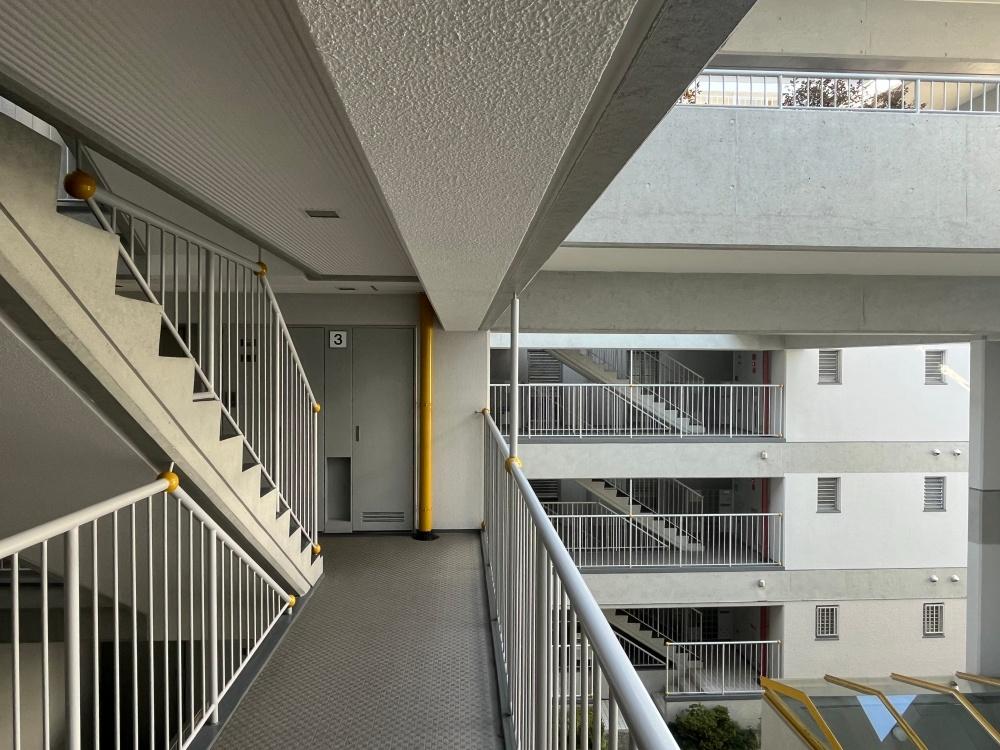 豊中市新千里西町２丁目の売買物件/エレベーター停止階の4階から1階降りるか、下から3階分上るか。