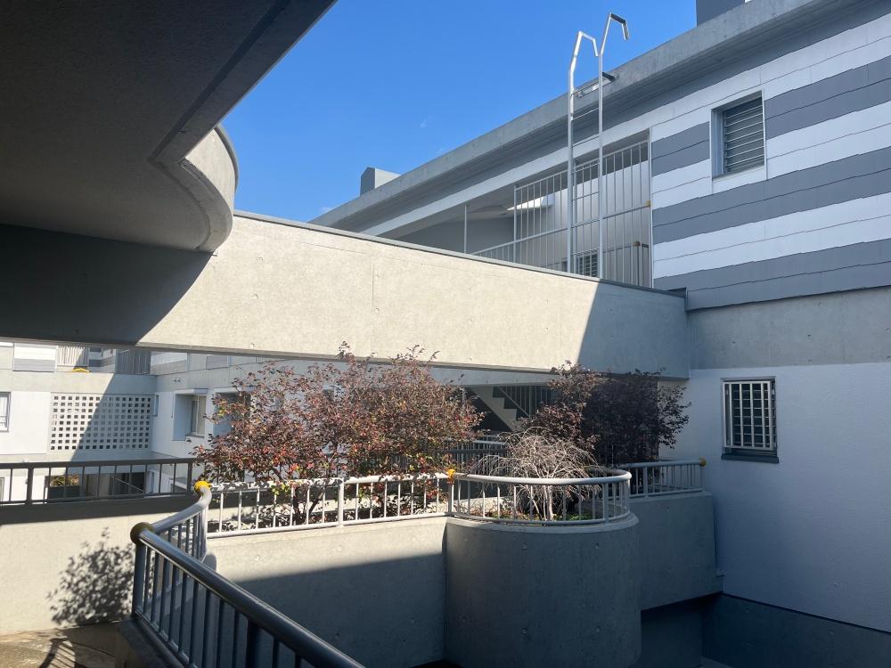 豊中市新千里西町２丁目の売買物件/宙に浮く渡り廊下