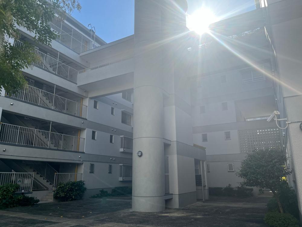 豊中市新千里西町２丁目の売買物件/そこへ垂直に突き刺ささる近未来的なエレベーター棟。