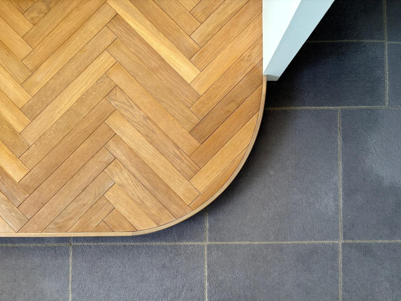 大阪市北区天満橋2丁目の売買物件/ゆるい曲線で分けられた寝室。これだけで空間が柔らかくなるから不思議。