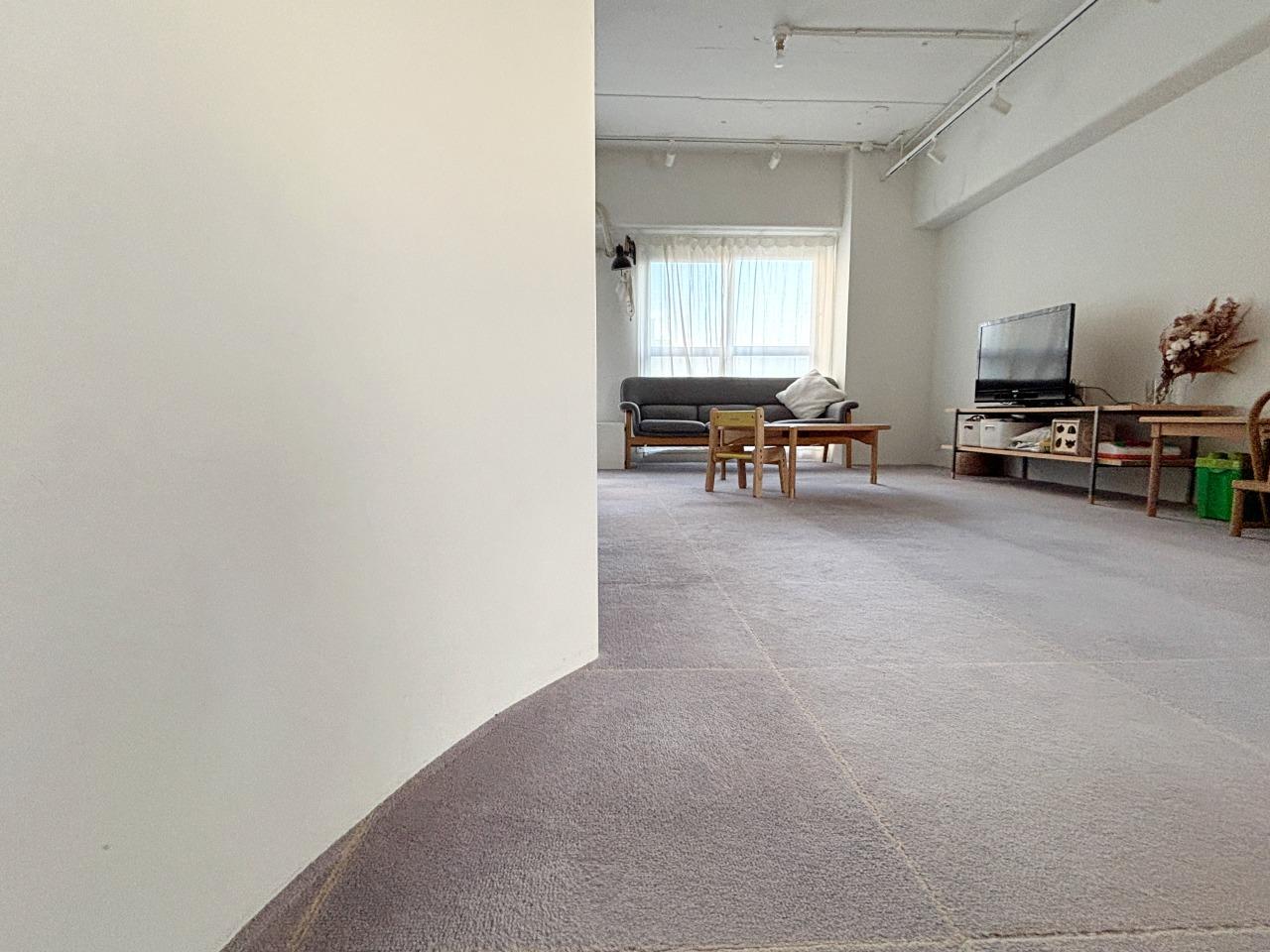 大阪市北区天満橋2丁目の売買物件/廊下からリビングへ繋がる壁もゆるやかなカーブで空間を表現。