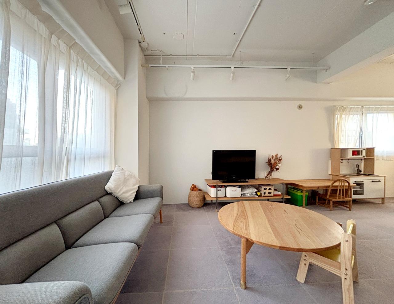 大阪市北区天満橋2丁目の売買物件/壁面や天井は白塗装、明るい室内です。