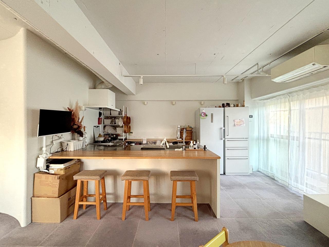 大阪市北区天満橋2丁目の売買物件/キッチンには造作カウンターを。一人でも、友人を招いてホームパーティーにも重宝します。