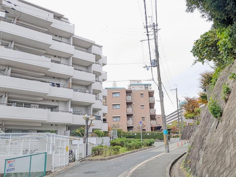 大阪府豊中市上新田４丁目の賃貸物件/前面道路は緩やかな斜面道路です。