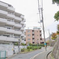 大阪府豊中市上新田４丁目の賃貸物件/前面道路は緩やかな斜面道路です。