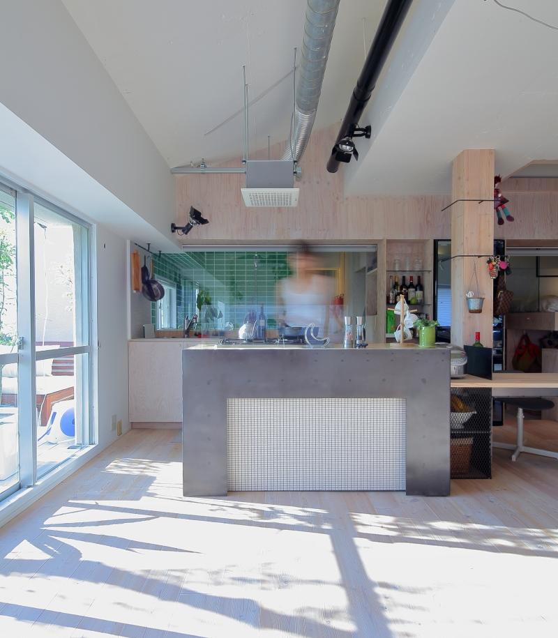 大阪府豊中市上新田４丁目の賃貸物件/キッチンは黒皮鉄板とモザイクタイルを組み合わせたデザイン。奥の水回りはロールカーテンで隠すこともできます。