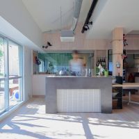 大阪府豊中市上新田４丁目の賃貸物件/キッチンは黒皮鉄板とモザイクタイルを組み合わせたデザイン。奥の水回りはロールカーテンで隠すこともできます。