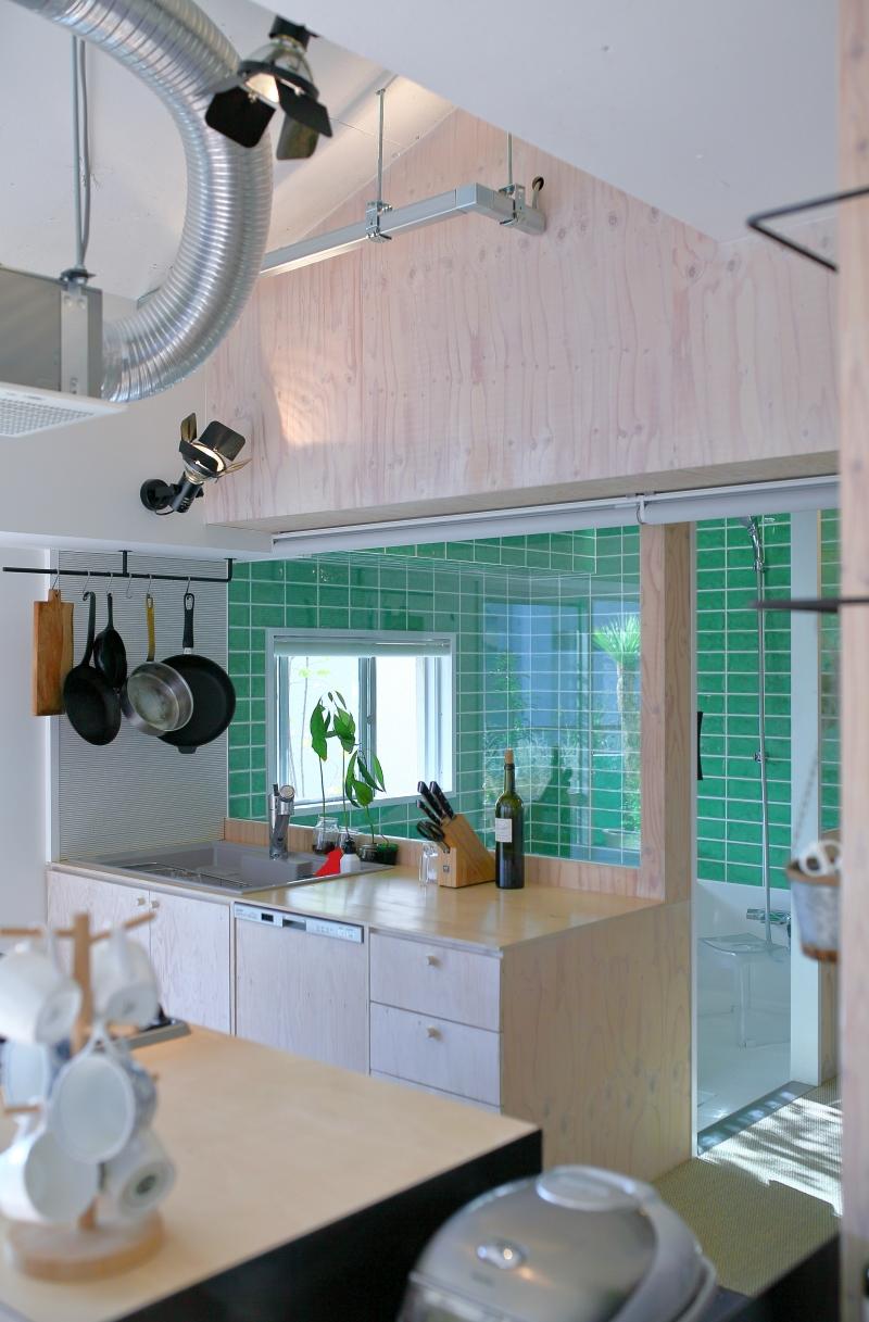 大阪府豊中市上新田４丁目の賃貸物件/セパレートタイプのアイランドキッチン。ガラス越しに浴室があり、子供の入浴を見守りながら料理をできるという画期的な構成です。