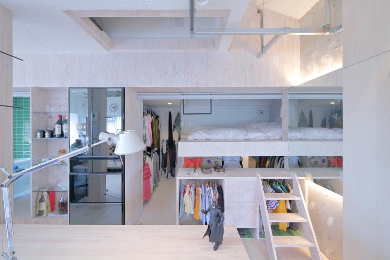 大阪府豊中市上新田４丁目の賃貸物件/天井高を活かした造作のロフトと収納スペース。こちらもロールカーテンで区切ることも可能です。