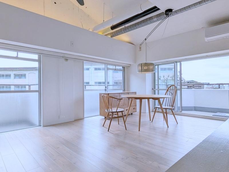 大阪府豊中市上新田４丁目の賃貸物件/LDKは角部屋を活かした開放感を存分に感じられます。床はラーチの無垢フローリング。