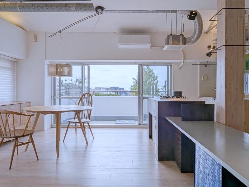 大阪府豊中市上新田４丁目の賃貸物件/南西側には小学校の運動場があり、視線が気持ちよく抜けます。