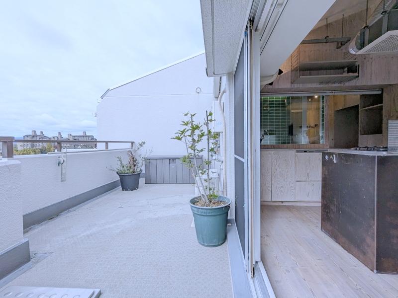 大阪府豊中市上新田４丁目の賃貸物件/眺望を贅沢に堪能できるルーフバルコニー。収納できるトランクボックス付き。