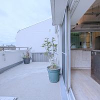 大阪府豊中市上新田４丁目の賃貸物件/眺望を贅沢に堪能できるルーフバルコニー。収納できるトランクボックス付き。